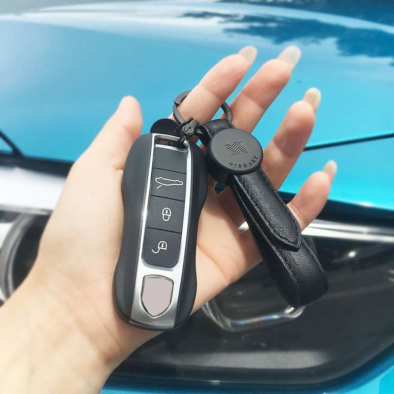 車のキーを彩る革製キーホルダー