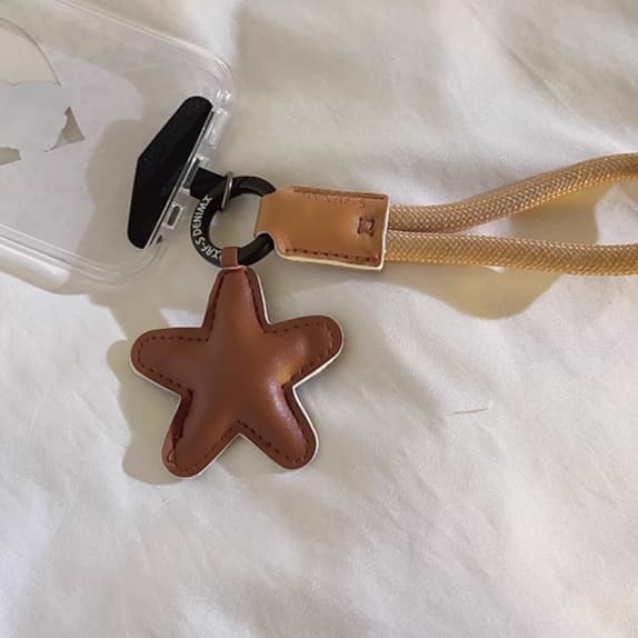星型チャーム付き革製キーホルダー