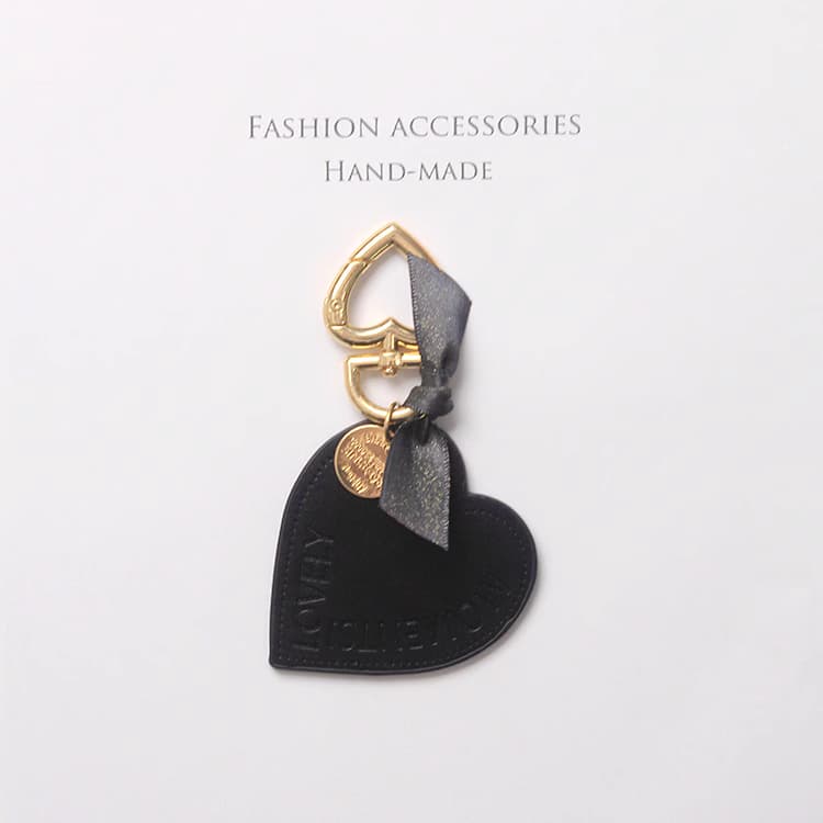 ハートモチーフの高級レザーキーホルダー