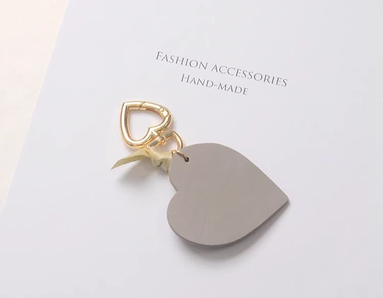 ハートモチーフの高級レザーキーホルダー