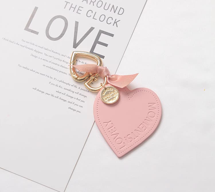 ハートモチーフの高級レザーキーホルダー