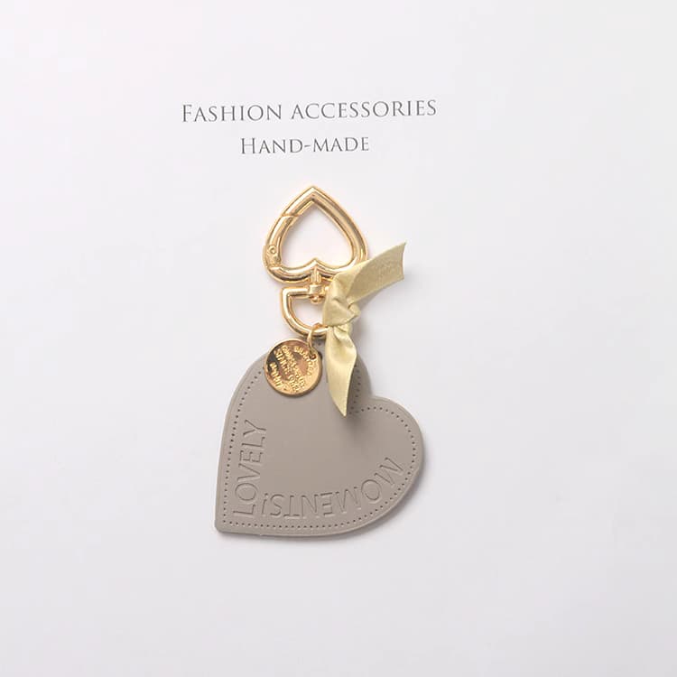 ハートモチーフの高級レザーキーホルダー