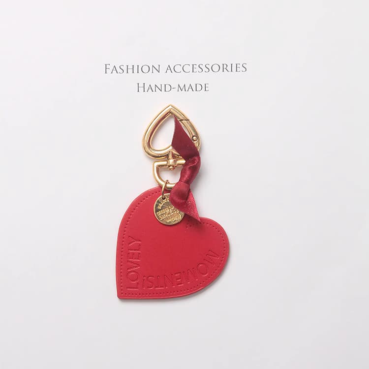 ハートモチーフの高級レザーキーホルダー
