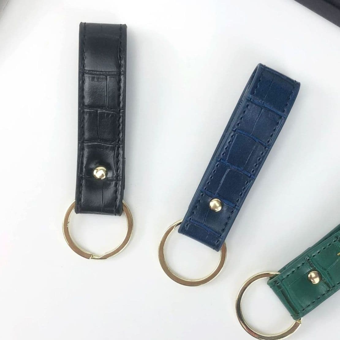 キーリングシンプル 上質革製型押しクロコ風ストラップキーホルダー