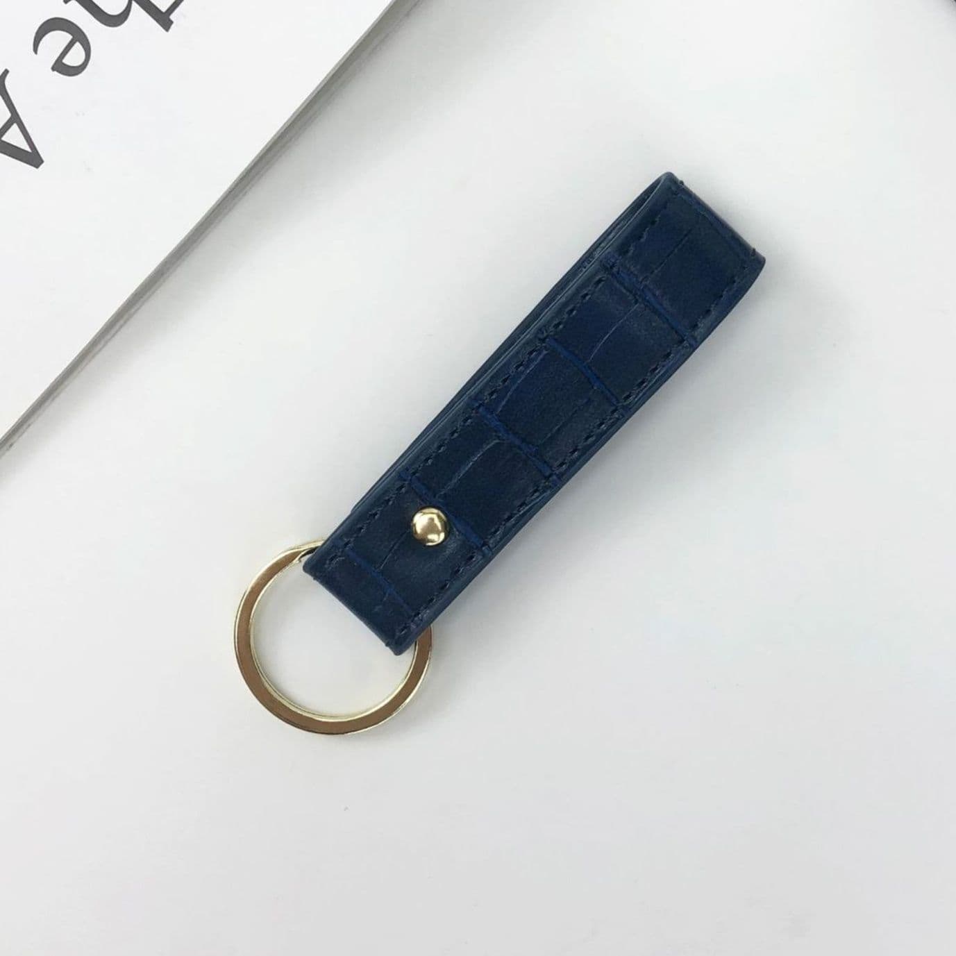 キーリングシンプル 上質革製型押しクロコ風ストラップキーホルダー