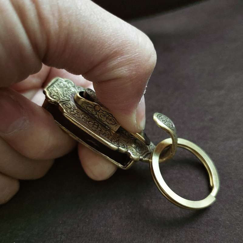 古風な唐草模様の真鍮製キーホルダー