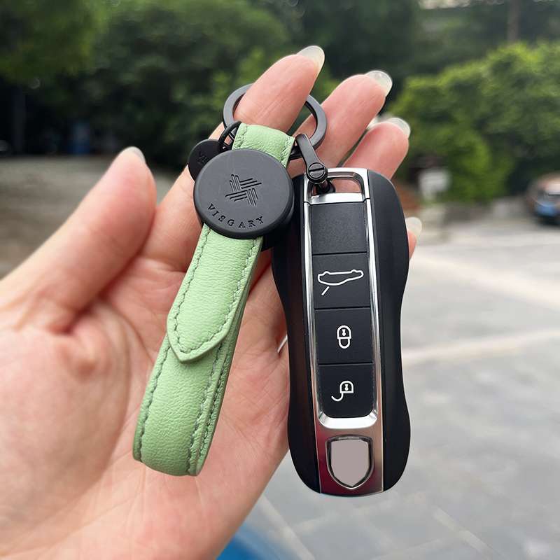 車のキーを彩る革製キーホルダー