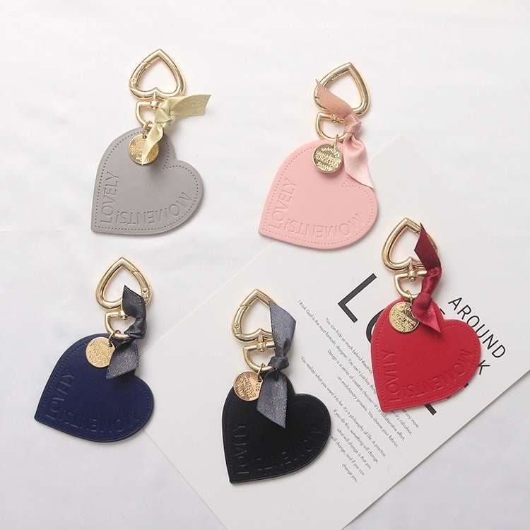 ハートモチーフの高級レザーキーホルダー