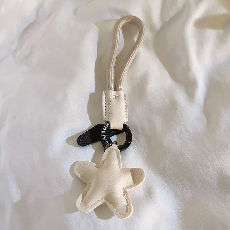 星型チャーム付き革製キーホルダー