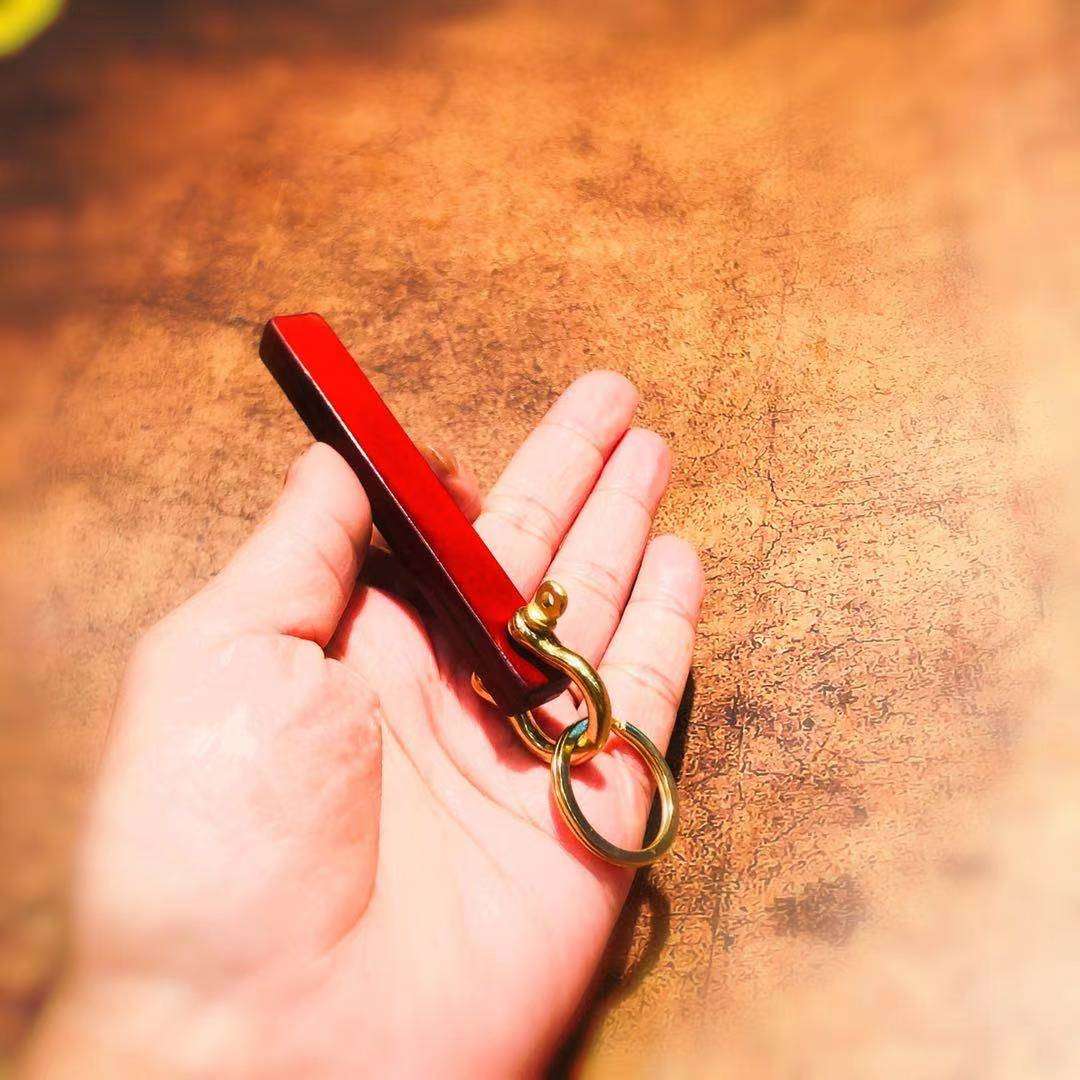 イタリア製牛革のキーリング