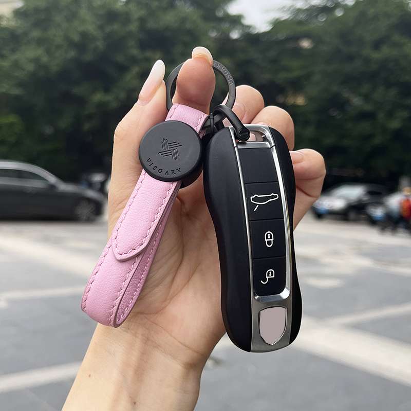 車のキーを彩る革製キーホルダー