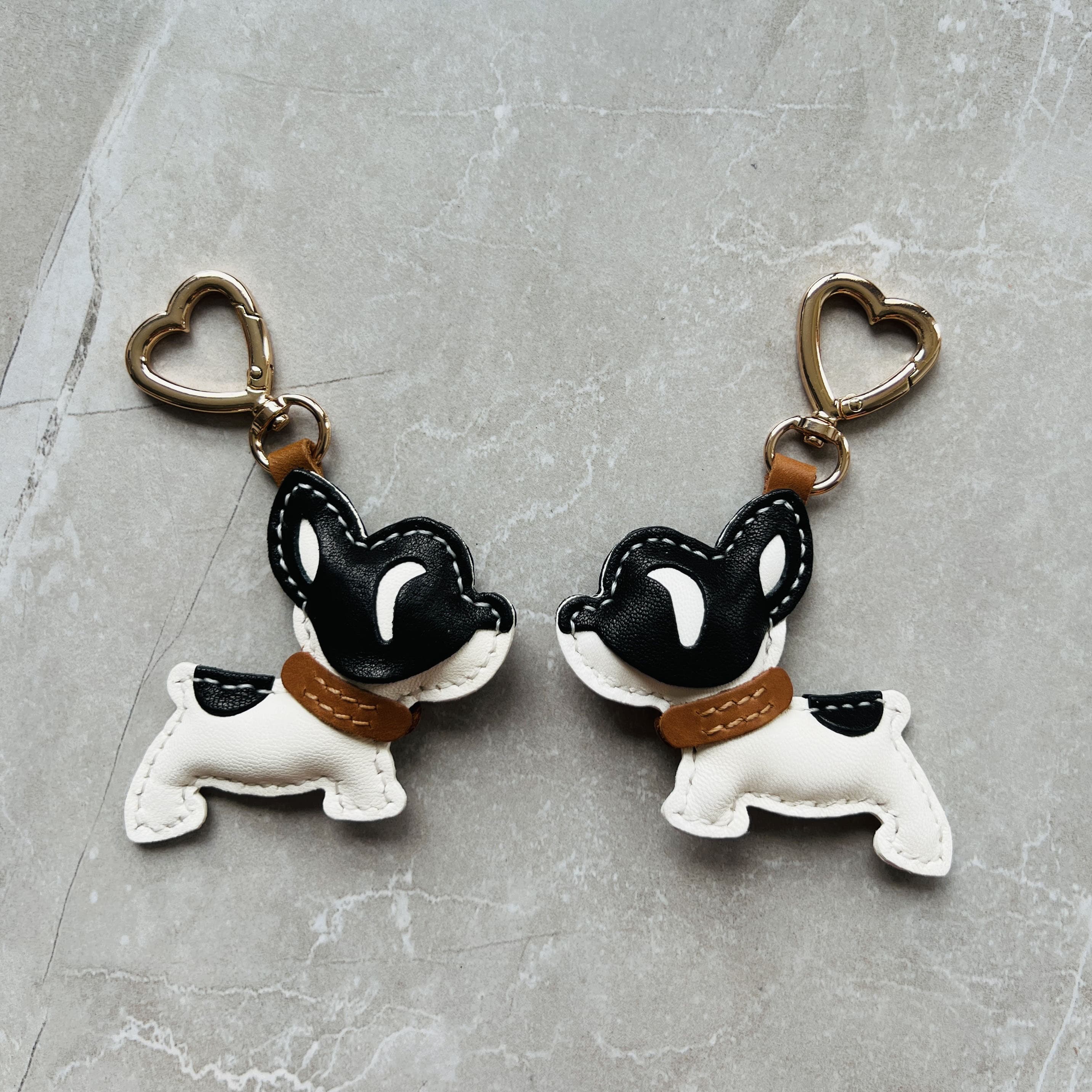 犬モチーフの手作り革細工キーホルダー