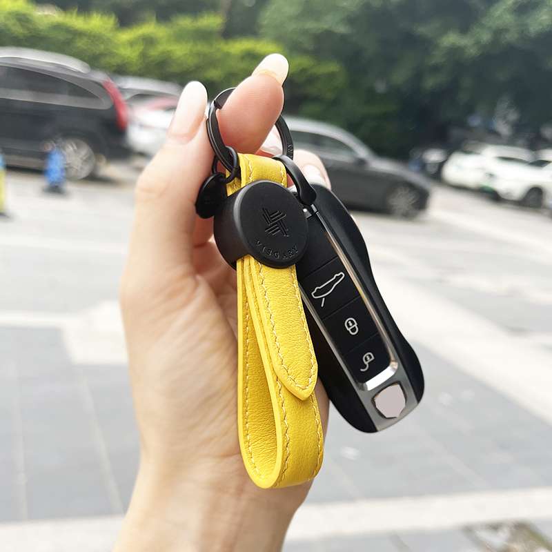 車のキーを彩る革製キーホルダー