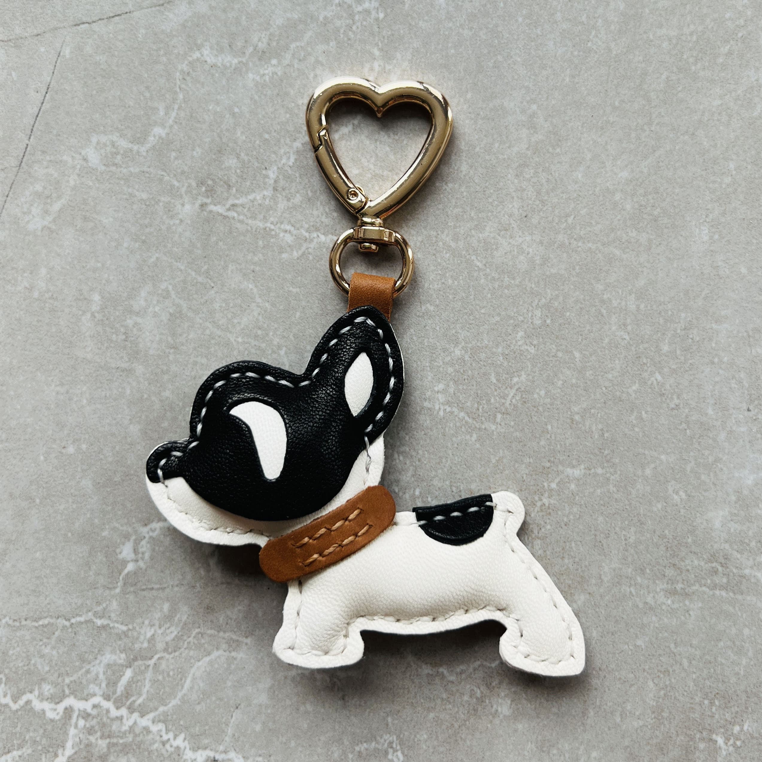 犬モチーフの手作り革細工キーホルダー