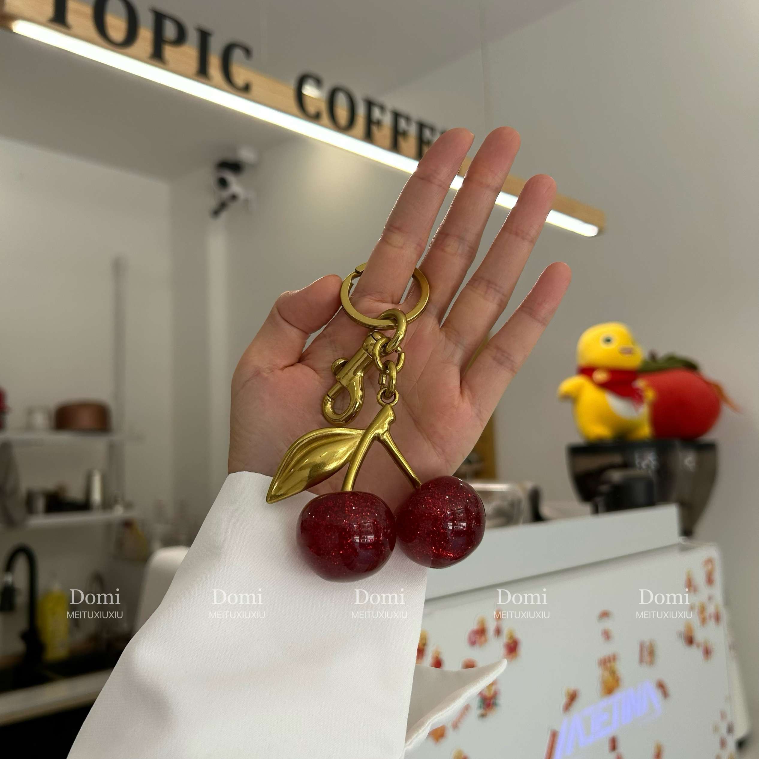 キラキラさくらんぼのキーホルダー