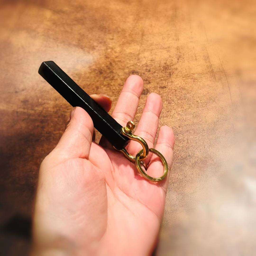 イタリア製牛革のキーリング