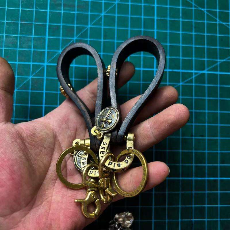 ヴィンテージクロスチャームの本革キーリング