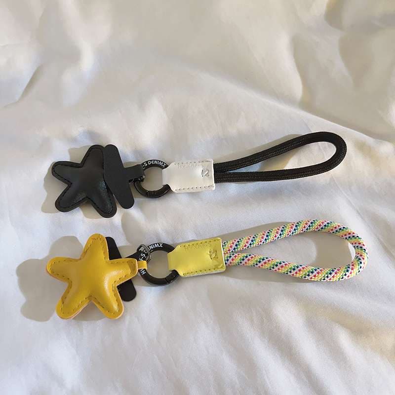 星型チャーム付き革製キーホルダー