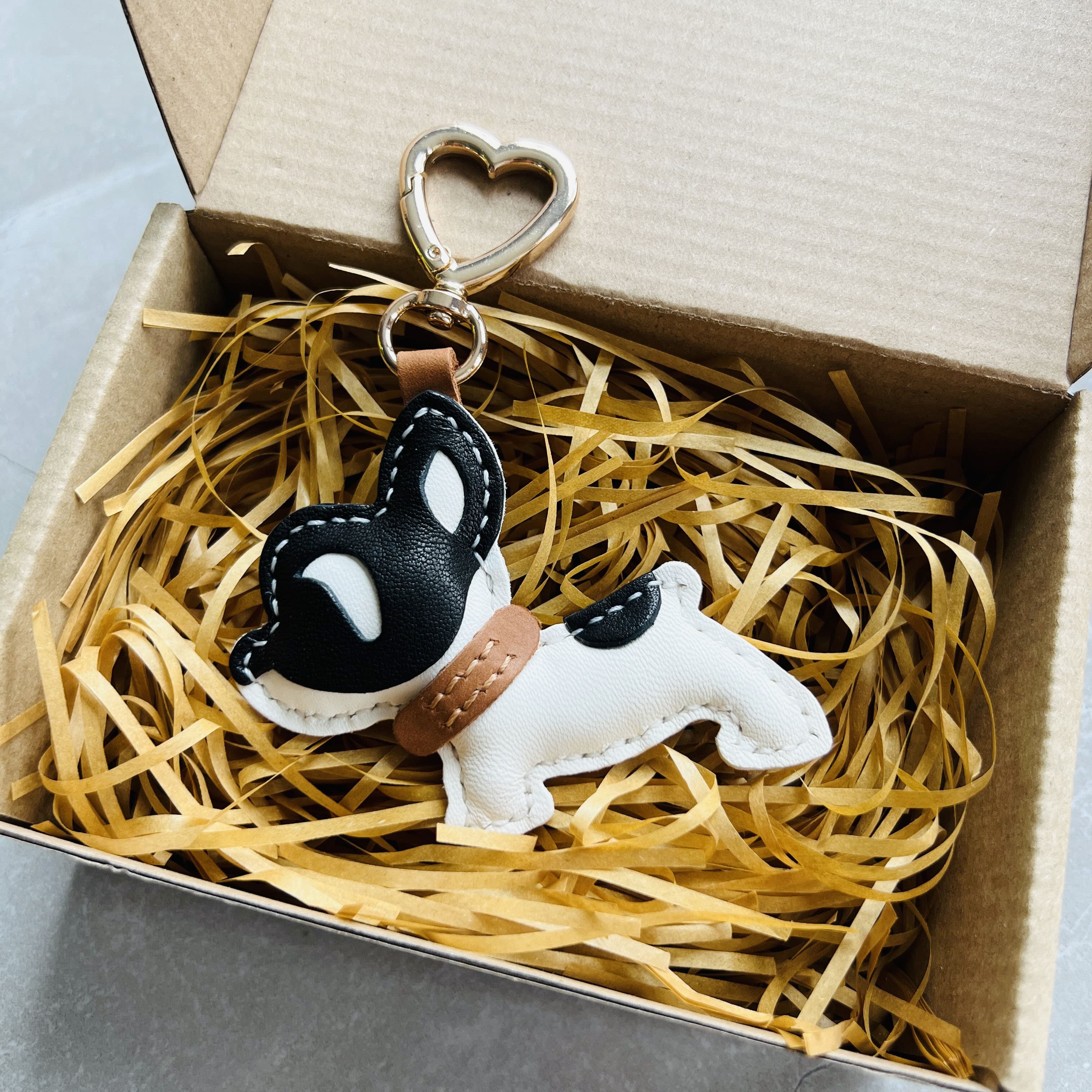 犬モチーフの手作り革細工キーホルダー
