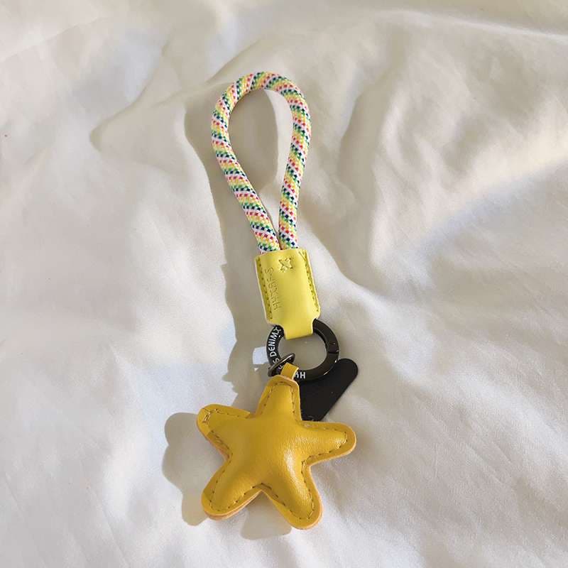 星型チャーム付き革製キーホルダー