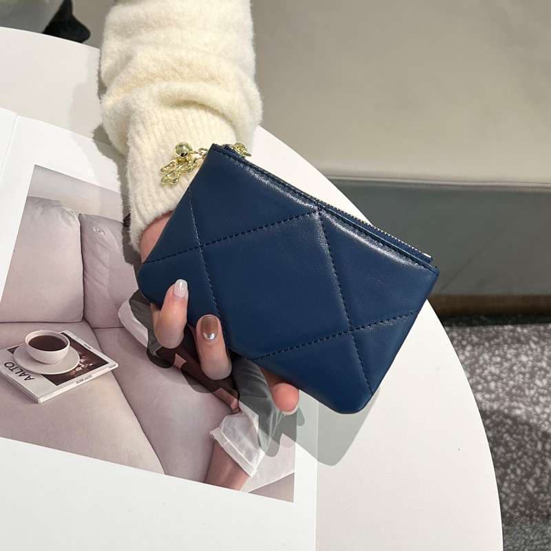 高級感溢れるキルティングキーケース