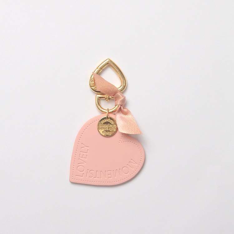 ハートモチーフの高級レザーキーホルダー